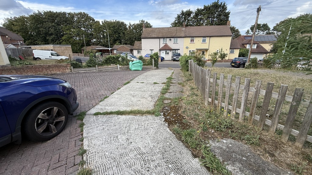 Lot: 142 - DETACHED THREE-BEDROOM BUNGALOW WITH GARAGE - Exterior image of shared driveway